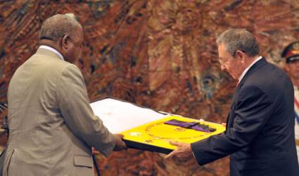 El presidente de Zambia, Rupiah B. Banda, otorga a Fidel la Orden Águila de Zambia