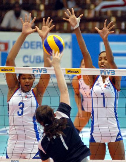 Nancy Carrillo y Wilma Salas fueron premiadas por su destaca participación en el torneo NORCECA