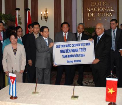 El presidente de Vietnam, Nguyen Minh Triet, hizo entrega de donativo simbólico a Cuba