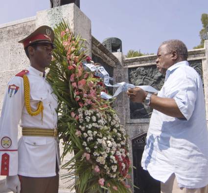 Bwezani Banda presidente de Zambia rinde tributo a internacionalistas cubanos