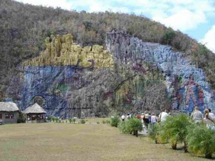 Mural de la Prehistoria en el Valle de Viñales 