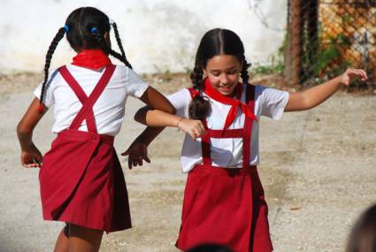 Dos niñas juegan en el inicio del curso escolar