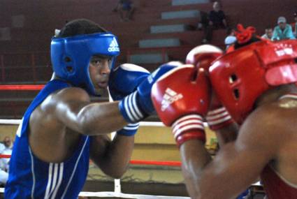 Boxeador Rey Eduardo Recio en un combate