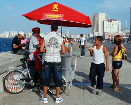 Recreación en el Malecón Habanero