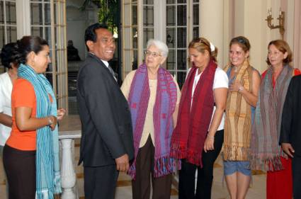 Presidente de Parlamento timorense con familiares de los Cinco