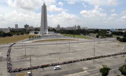 Un mar de pueblo rindió tributo a Almeida en el Memorial José Martí 