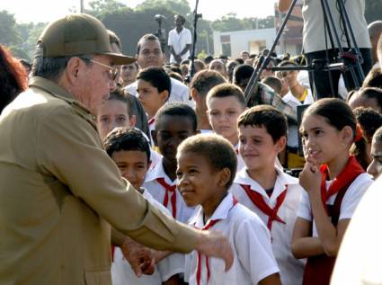 Raúl con los niños en Ciudad Libertad