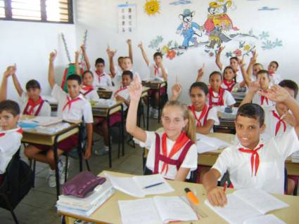 Escolares cubanos en elecciones pioneriles