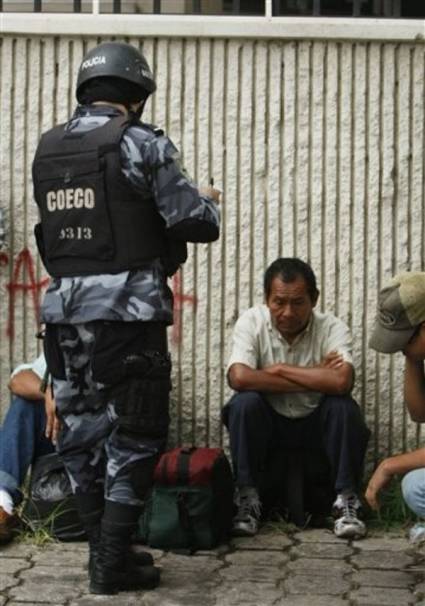 Militares golpistas reprimen a hondureños 