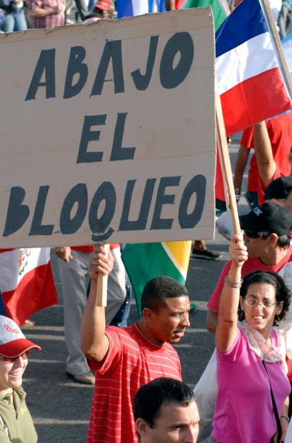 Manifestantes condenan el bloqueo a Cuba 