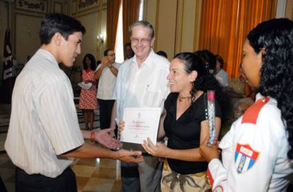 Premian a jóvenes científicos cubanos
