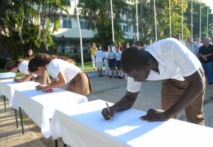 Jóvenes cubanos ingresan a la Federación de Estudiantes de la Enseñanza Media