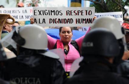 Hondureños continúan manifestándose en contra del golpe de Estado