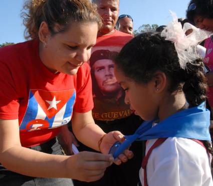 Acto de ingreso a la organización pioneril en todo el país