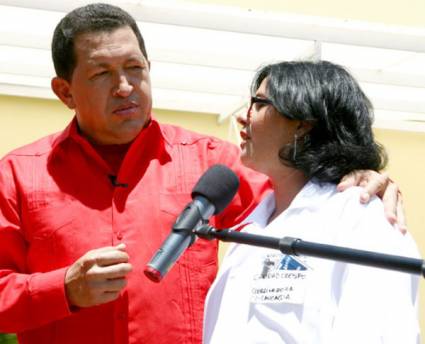 Presidente Hugo Chávez dona su guayabera a Sancti Spíritus