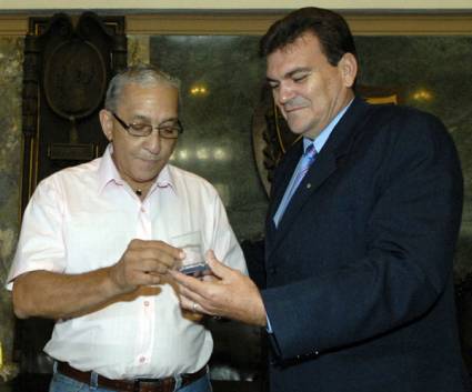 Entregan a los Van Van Placa Conmemorativa Aniversario 280 de la Fundación de la Universidad de La Habana