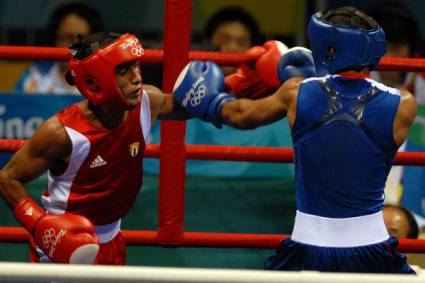 Boxeador Andry Laffita en un combate en Beijing 2008