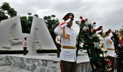 Ceremonia militar en tributo al aniversario 92 de la Revolución de Octubre