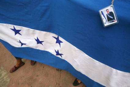 Bandera hondureña ondeado por partidarios de Zelaya en manifestación