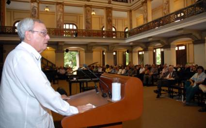 El Doctor Eusebio Leal en el Aula Magna de la UH