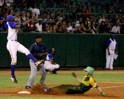 Industriales y Pinar del Río en el terreno de béisbol