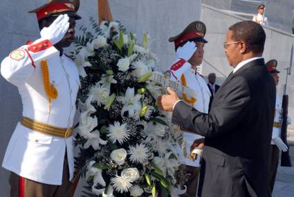 Presidente de Tanzania coloca ofrenda floral a José Martí
