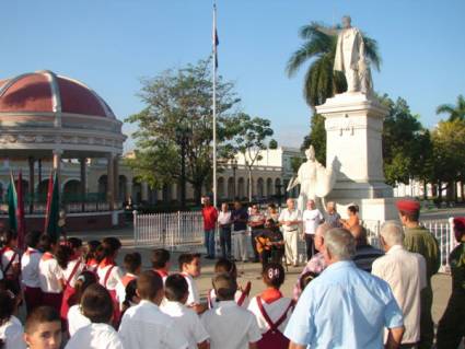 Centenares de jóvenes rindieron homenaje a las FAR