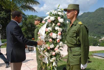 El Presidente tanzano honró la memoria de los combatientes cubanos.