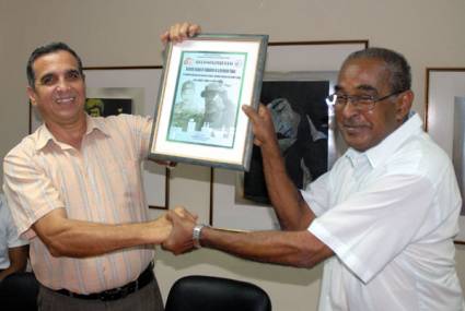 Juan José Rabilero entrega reconocimiento a Harry Villegas