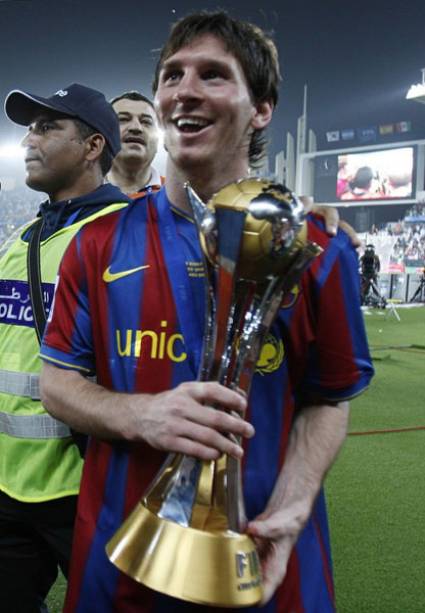 Lionel Messi con el último trofeo del Barcelona