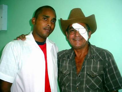 Luis Aguilera Gámez con un trozo de cristal alojado en su ojo izquierdo