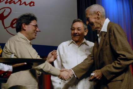 Entregan Medalla Conmemorativa 50 Aniversario del MINREX a Rafael Hernández 