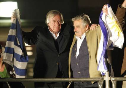 Mujica acompañado del que será vicepresidente, Danilo Astori