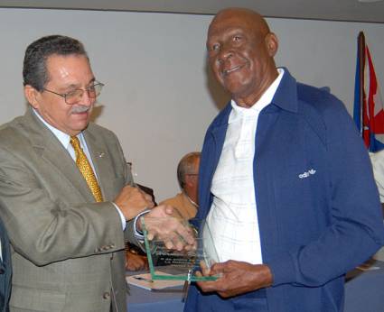 Hermes Riverí recibe reconocimiento