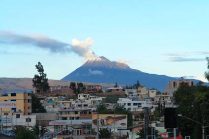 Volcán ecuatoriano Tungurahua arroja lava y cenizas
