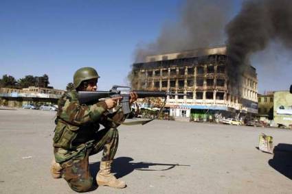 Ataque de rebeldes paraliza a Kabul