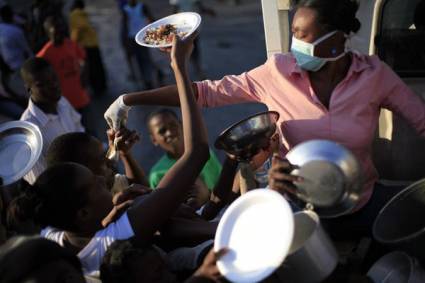 Sobrevivientes del sismo del pasado martes aguardan para obtener alimentos en Puerto Príncipe