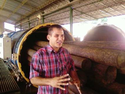 Yosbel González, trabajador de una planta de postes