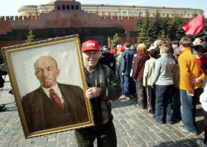 Seguidores de Lenin visitan mausoleo en la Plaza Roja 