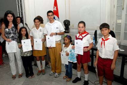 Entrega el Centro de Estudios Martianos premios a niños y jóvenes estudiosos de la vida del Apóstol