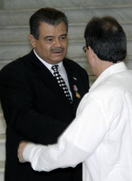 Condecora Cuba a embajador hondureño