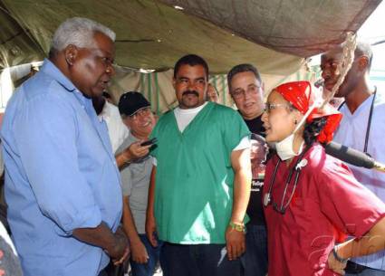 Esteban Lazo durante una visita de trabajo a Haití