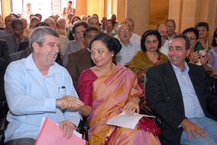 El vicecanciller Marcos Rodríguez junto a la embajadora de la India Mitra Vasisht