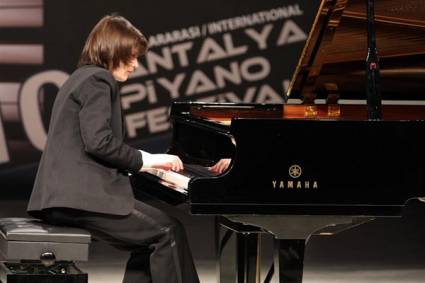El pianista concertista Dmitri Mayboroda