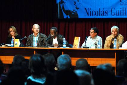 Homenaje al Comandante Almeida en Feria del Libro