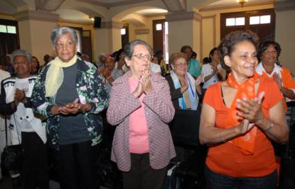 Los adultos mayores también cursan estudios universitarios 