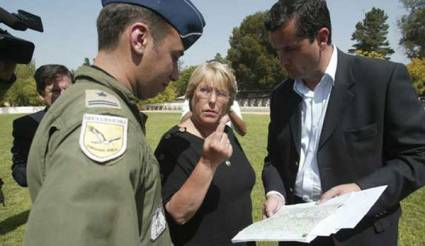 La mandataria chilena se reune con los comandantes en jefes de las fuerzas y policías