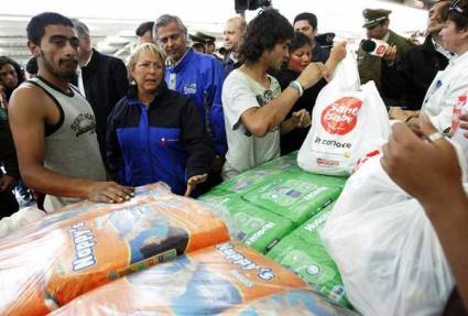 Distribuyen ayuda en Chile