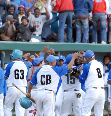 Celebran jonrón de Rudy Reyes