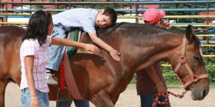 Terapia equina para niños sordo-ciegos